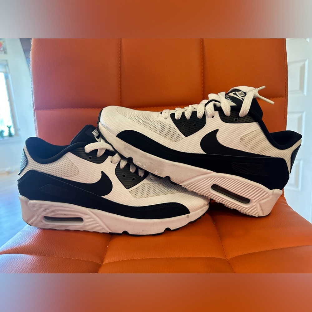 NIKE AIRMAX 90 PANDA ***size 6Y***